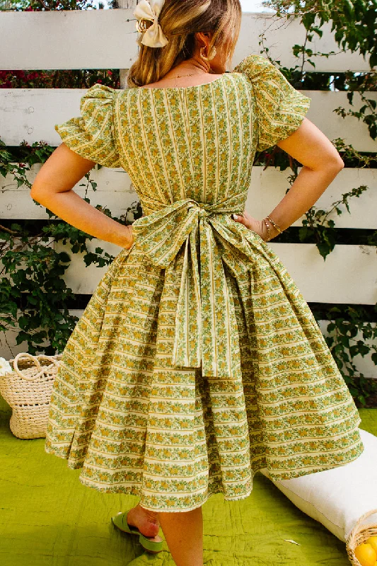 Flare dresses with gingham checks for a classic appearance -Cupcake Dress in Vintage Floral Flare dresses with gingham checks for a classic appearance -Cupcake Dress in Vintage Floral