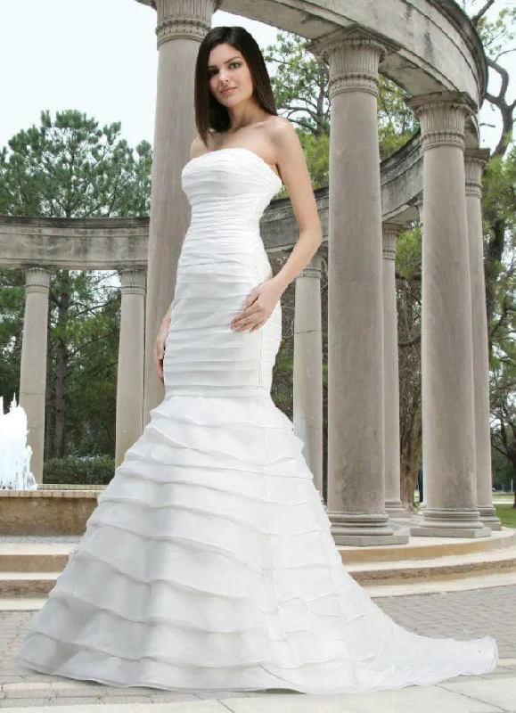 Flare dresses with tiered skirts for added volume -Da Vinci Bridal Gown 50063 White Layered Fit-n-Flare - Size 4 Flare dresses with tiered skirts for added volume -Da Vinci Bridal Gown 50063 White Layered Fit-n-Flare - Size 4