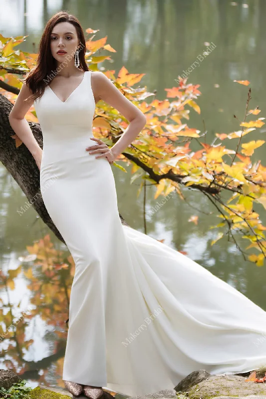 Flare dresses with tulle skirts for a ballerina-inspired style -Simple Fit & Flare Wedding Dress With A Deep-V Back Flare dresses with tulle skirts for a ballerina-inspired style -Simple Fit & Flare Wedding Dress With A Deep-V Back