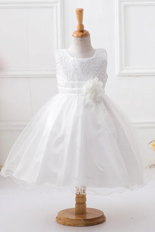 Flare dresses with empire waists for an elegant silhouette -Paillettes Robes blanches sans manches avec nœud papillon Flare dresses with empire waists for an elegant silhouette -Paillettes Robes blanches sans manches avec nœud papillon