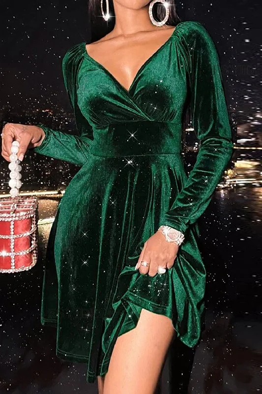 Flare dresses with lace details for a feminine touch -Robe de Noël en velours vert col en V Flare dresses with lace details for a feminine touch -Robe de Noël en velours vert col en V