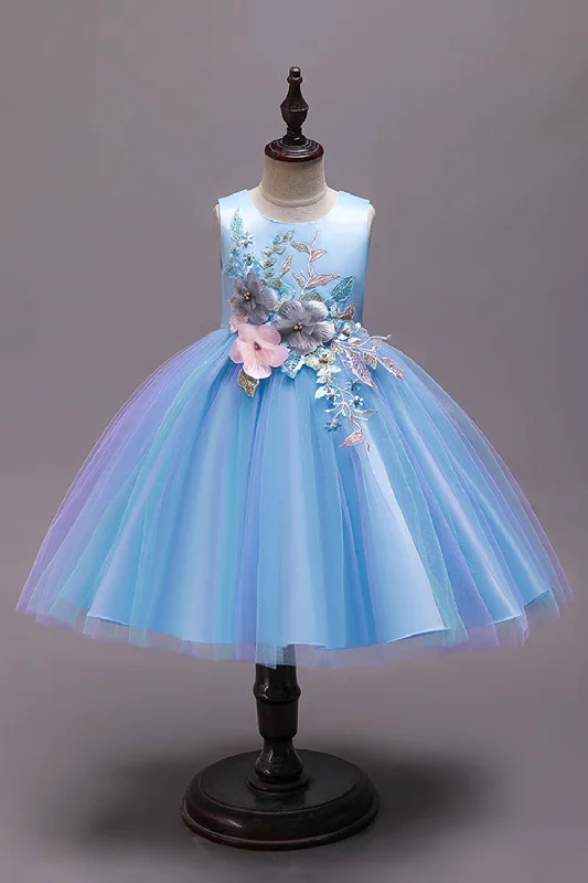 Flare dresses with polka dot patterns for a playful vibe -Une ligne de robes de filles nœud papillon bleu avec appliques Flare dresses with polka dot patterns for a playful vibe -Une ligne de robes de filles nœud papillon bleu avec appliques